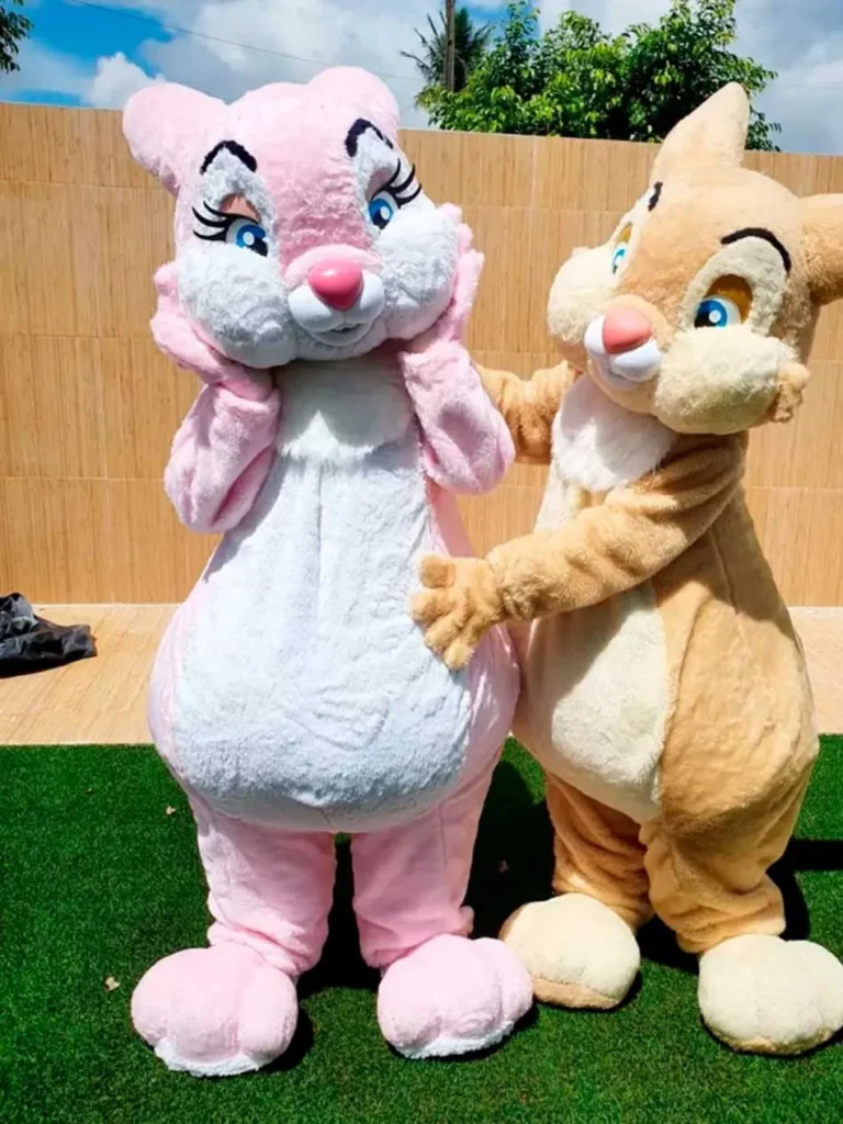 Coelhinhos coloridos na caça de ovos de chocolate