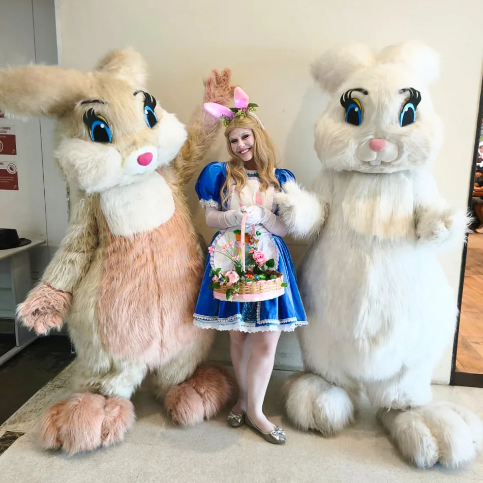 Coelho Branco e Coelhete Azul na Visita dos Coelhos no Coco Bambu em Alphaville