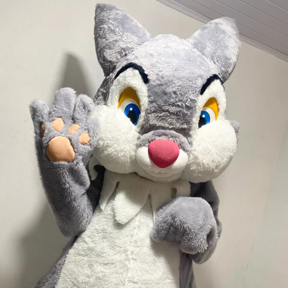 Close do figurino realista do Coelho Cinza Personagem Vivo em evento