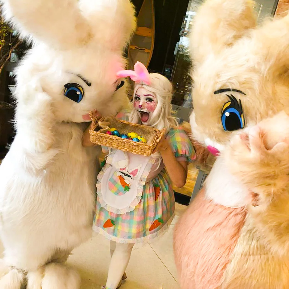 Coelhete Personagem Vivo e Coelho da Páscoa posando para fotos em buffet