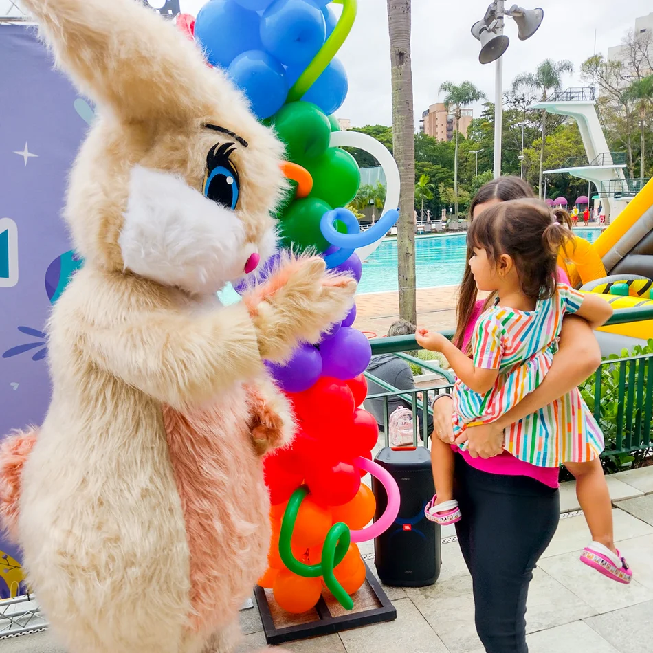 Coelho Bege Peludo Personagem Vivo e Coelho da Páscoa posando para fotos no evento