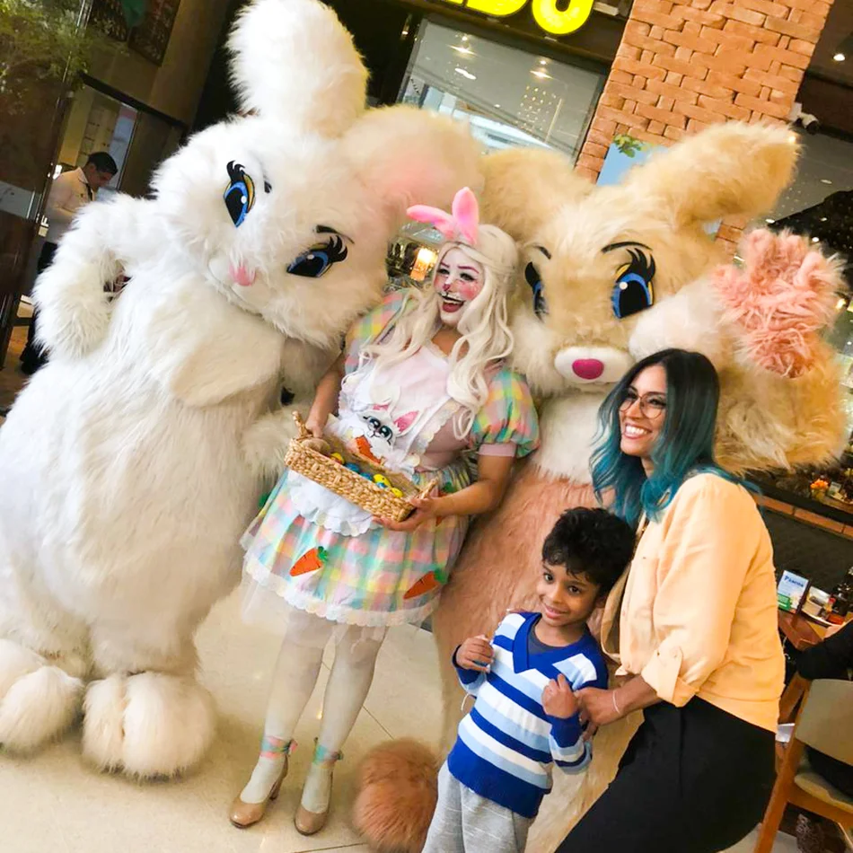 Coelho Branco e Coelho Rosa em interação lúdica durante festas infantis temáticas