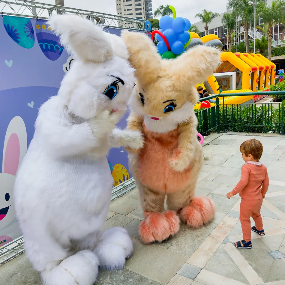 Coelho Branco Personagem Vivo e Coelho da Páscoa interagindo em festas infantis