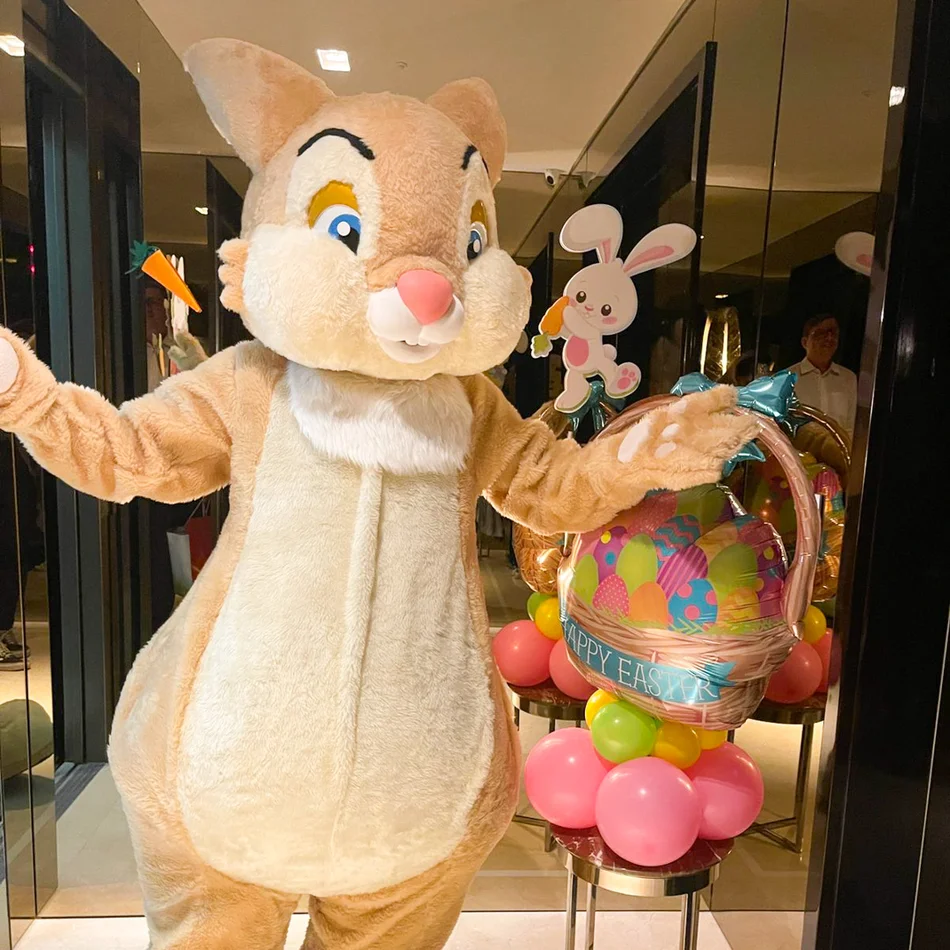 Coelho Caramelo Personagem Vivo e Coelho da Páscoa posando para fotos em salão