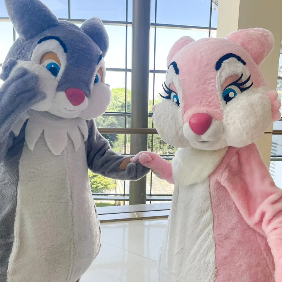 Coelho da Páscoa rosa posando para fotos com crianças em uma festa em Osasco