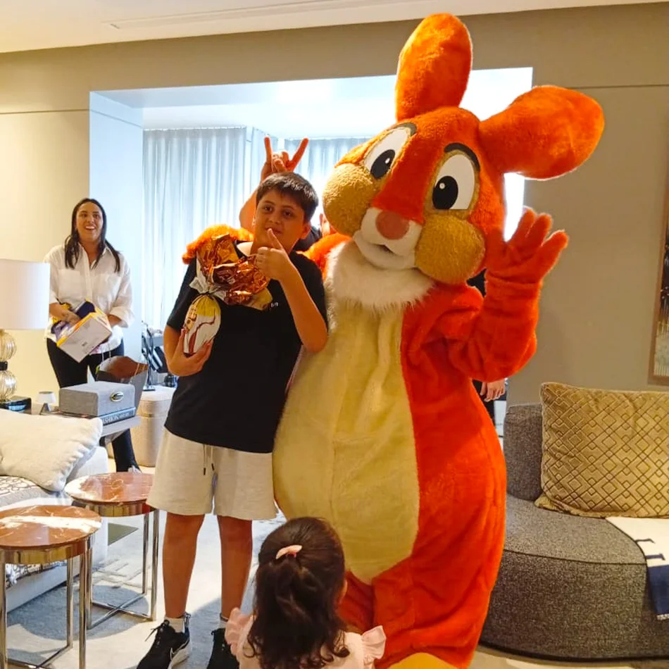 Coelho Laranja faz visita inesperada animando crianças em festa infantil na Santa Cecília