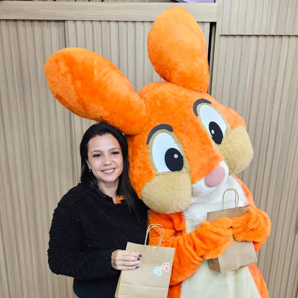 Coelho Laranja visita a Sicredi em evento especial de Páscoa no Centro Comercial Salette