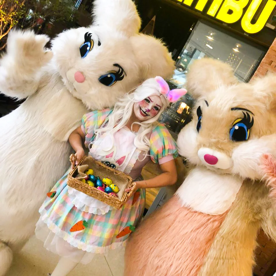 Personagem Coelho da Páscoa branco e carismático animando uma festa infantil