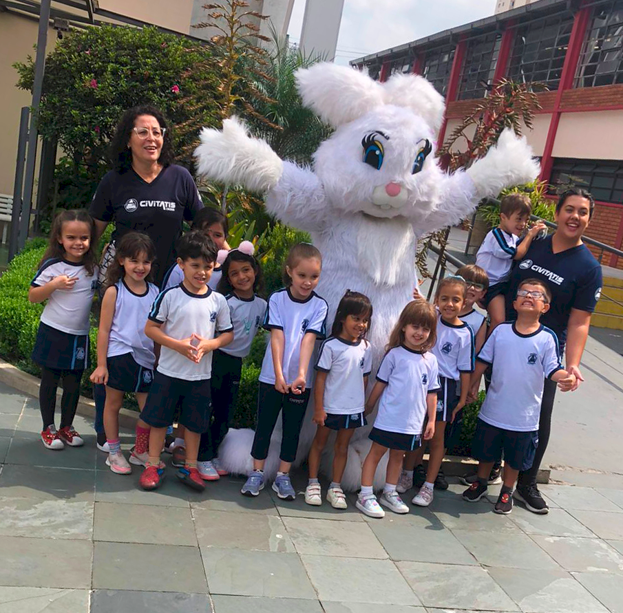 Coelhinho da Páscoa em escola infantil da Zona Norte Coelhinho da Páscoa em escola infantil da Zona Norte