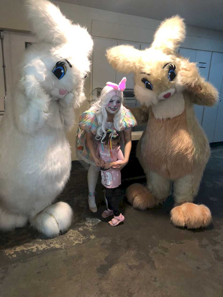Coelhos e Coelhete em festa Páscoalina na Zona Oeste Coelhos e Coelhete em festa Páscoalina na Zona Oeste