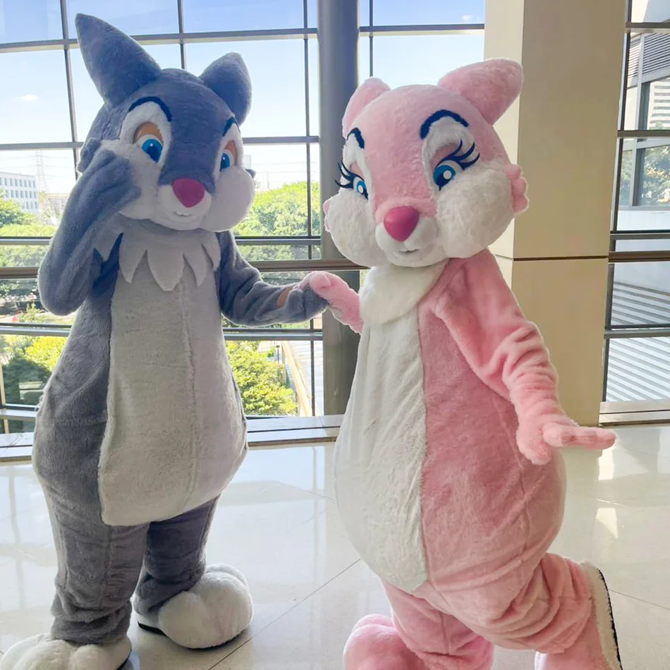 Crianças abraçando o Coelho Cinza Personagem Vivo durante aniversário