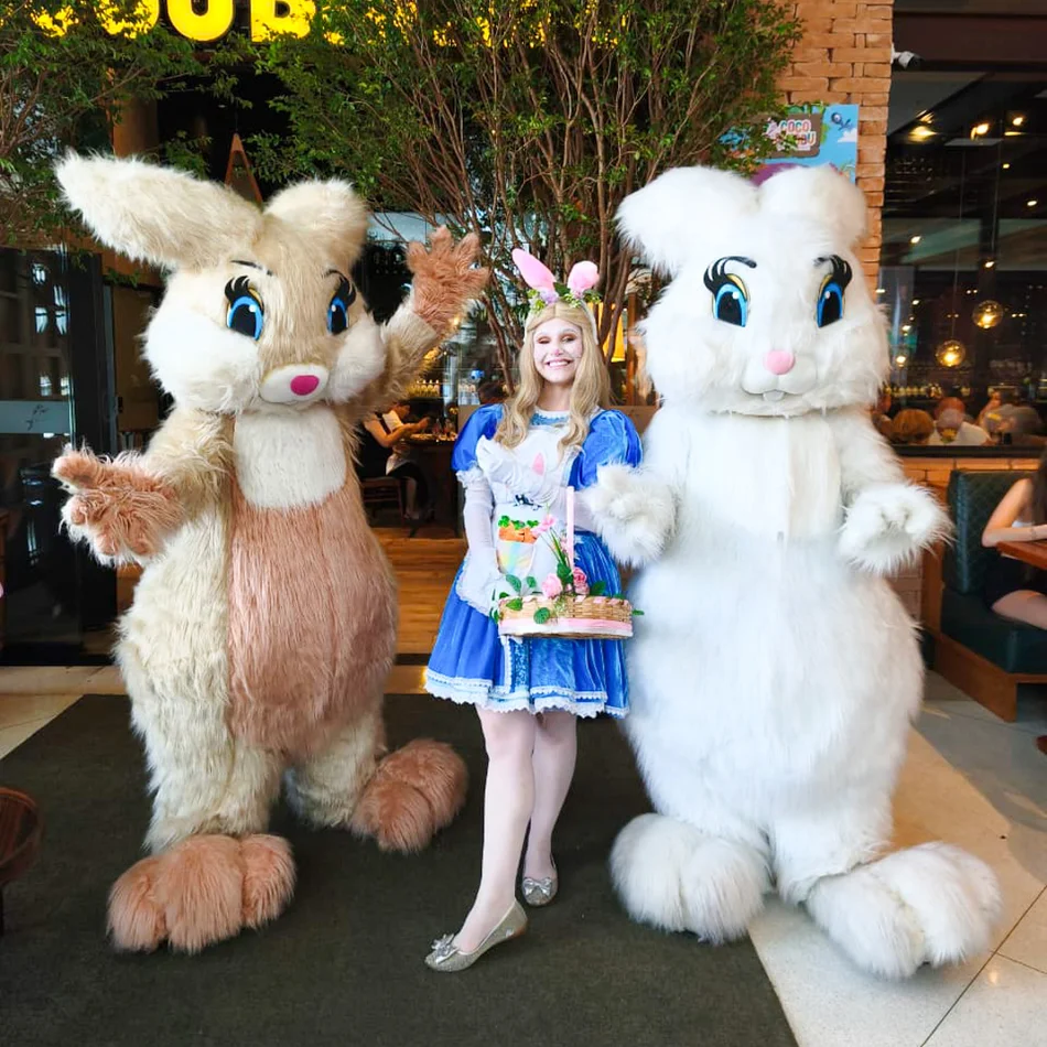 Crianças interagindo durante A Visita dos Coelhos no Coco Bambu em Barueri