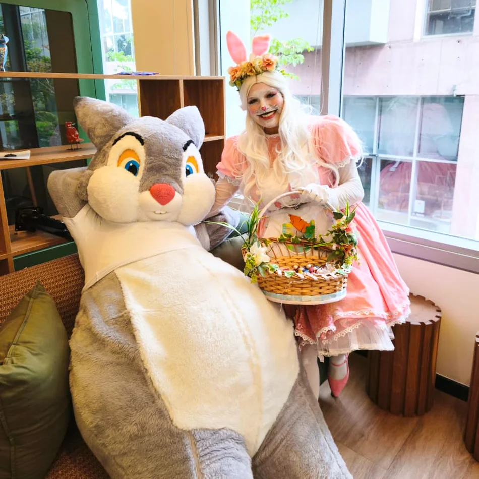 Crianças reunidas para a Visita dos Coelhos no Edifício durante evento de Páscoa Crianças reunidas para a Visita dos Coelhos no Edifício durante evento de Páscoa