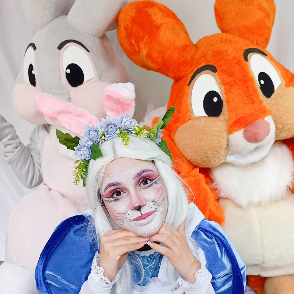 Detalhe da fantasia de luxo da Coelhete Azul Personagem Vivo para eventos e festas