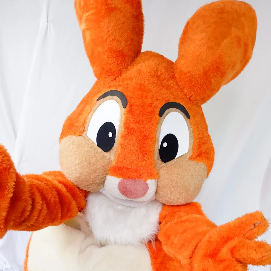 Detalhe da fantasia premium do Coelho Laranja Personagem Vivo para entretenimento infantil