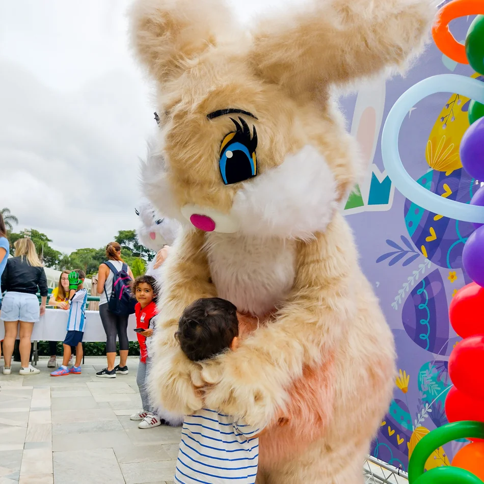 Detalhe da pelagem do Coelho Bege Peludo Personagem Vivo animando o aniversário
