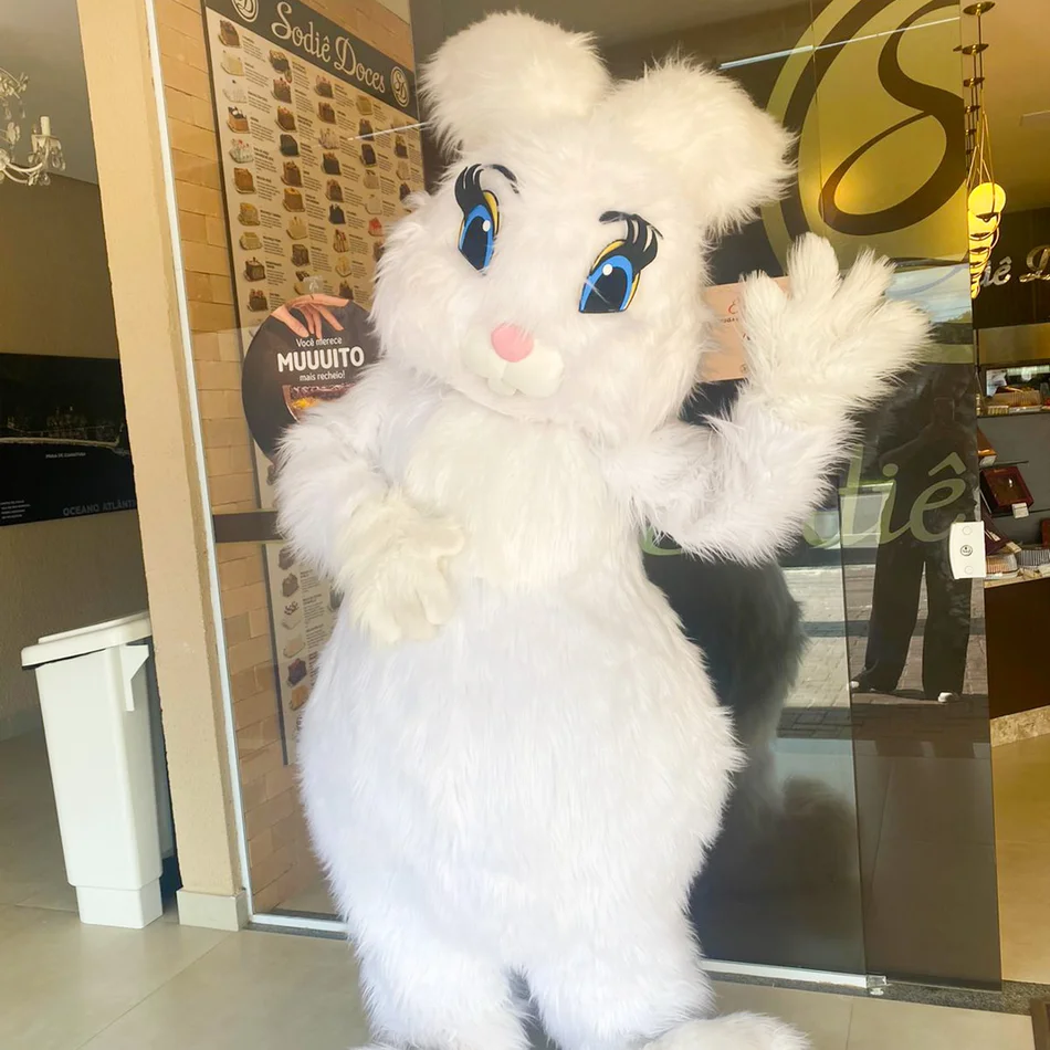 Detalhe do figurino do Coelho Branco Personagem Vivo em evento temático