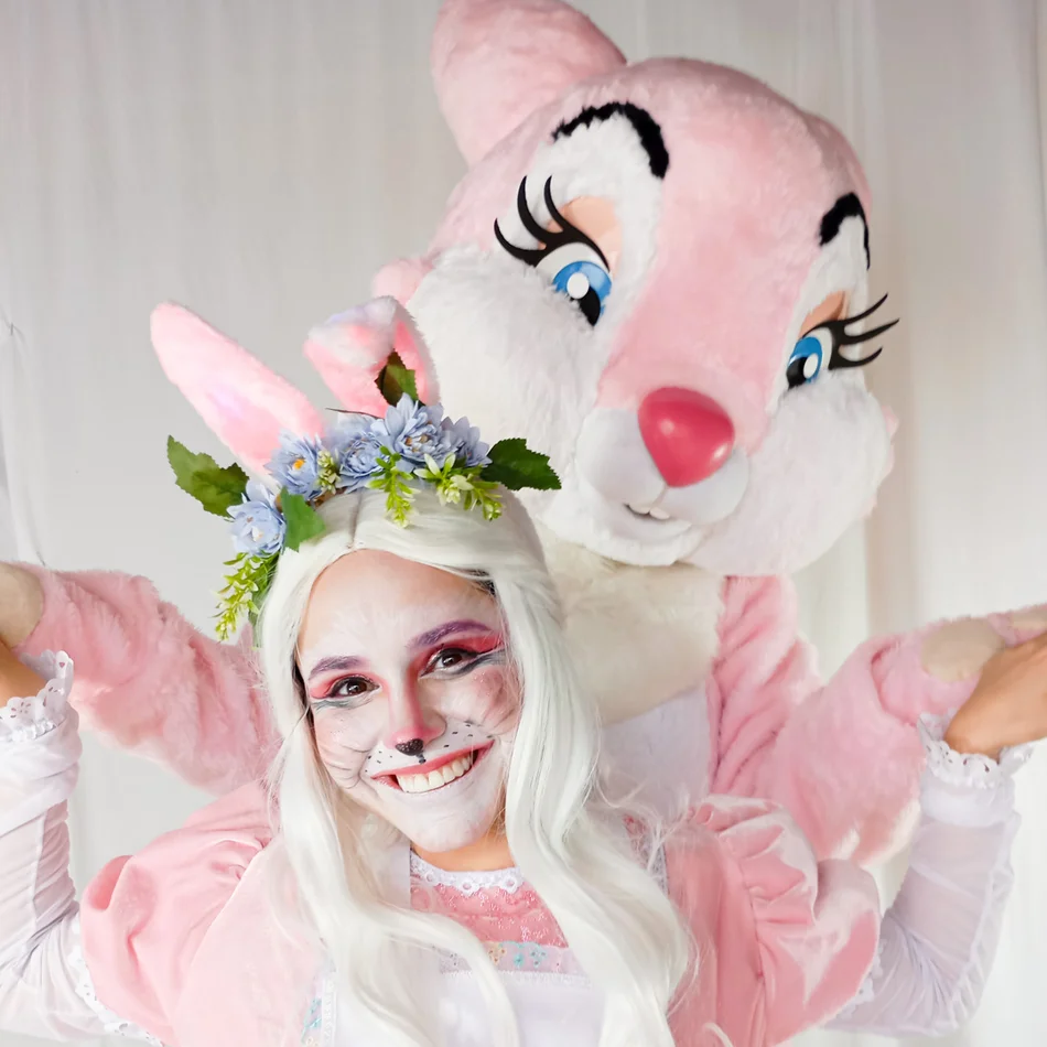 Detalhes da fantasia premium da Coelhete Rosa Personagem Vivo para eventos vips