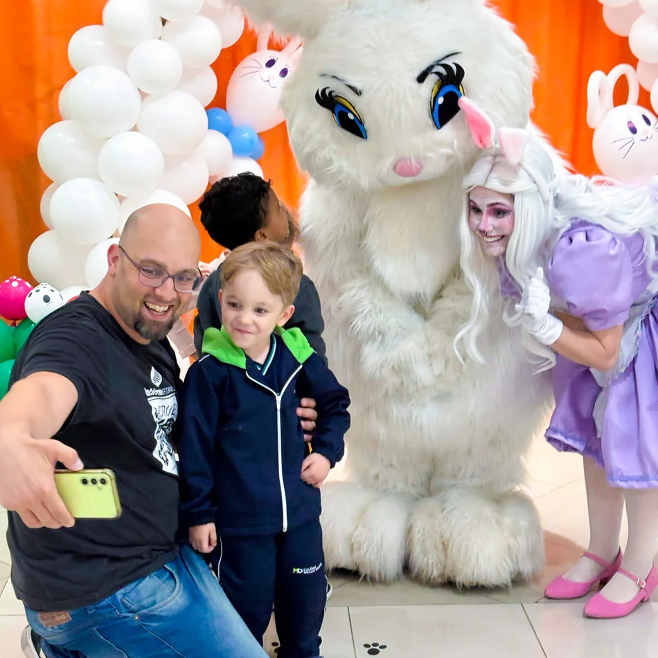 Detalhes do figurino da Coelhete Lilás Personagem Vivo para festa temática de coelhos