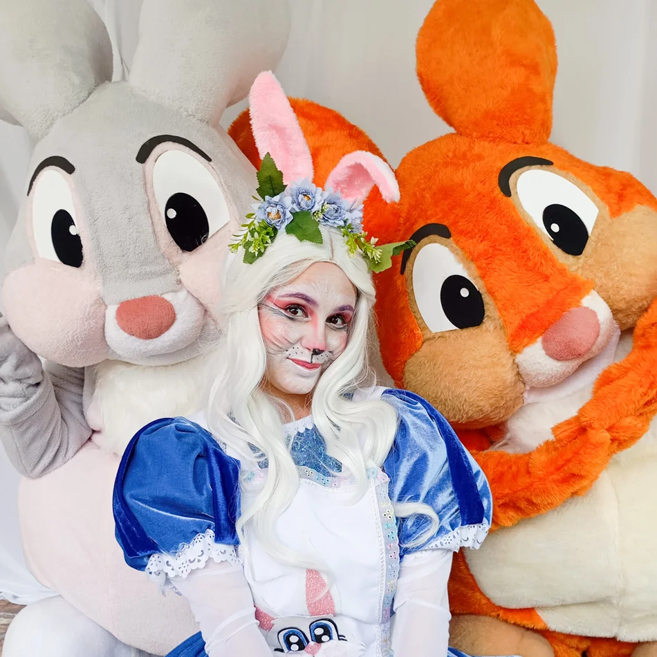 Equipe de animação com a Coelhete Azul Personagem Vivo em entrada de evento infantil