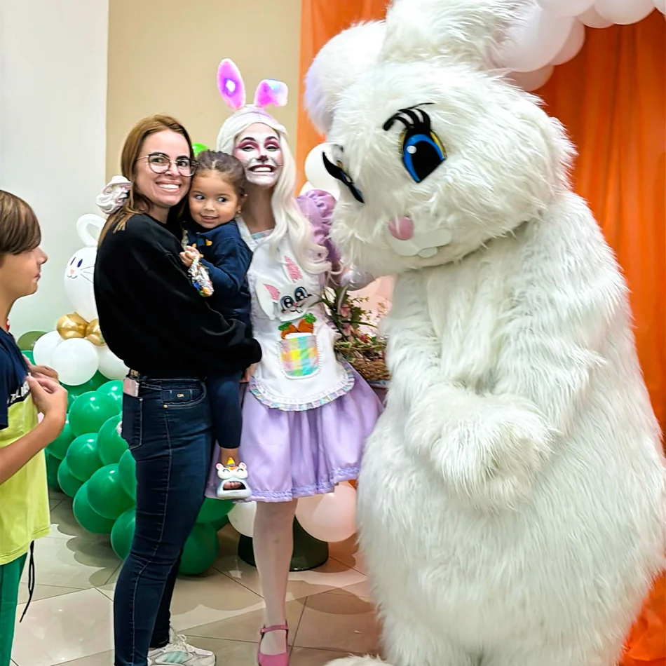 Equipe de animação com a Coelhete Lilás Personagem Vivo em evento infantil lúdico