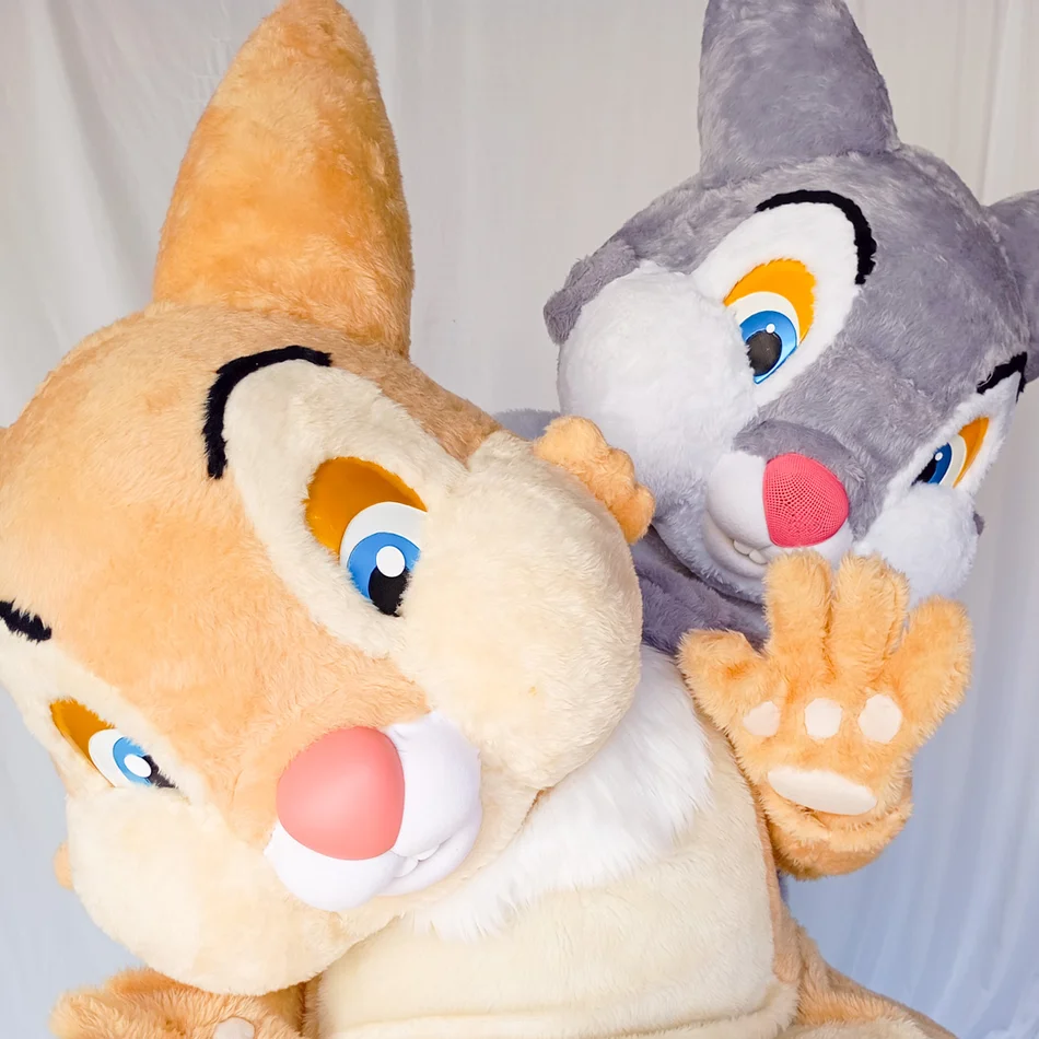 Equipe de animação com Coelho Cinza Personagem Vivo em festa infantil