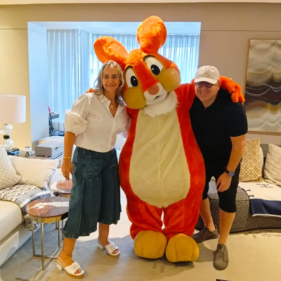 Equipe de animação com Coelho Laranja faz visita inesperada em festas infantis de luxo