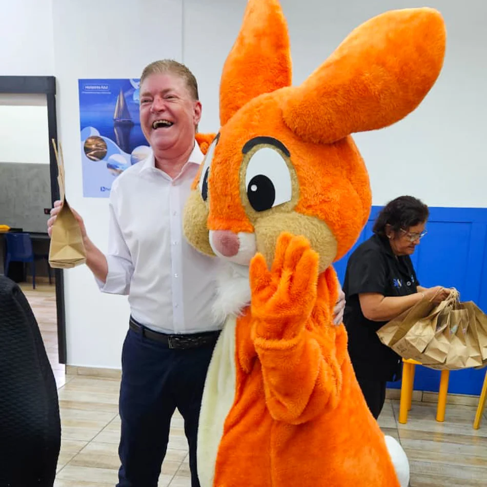Equipe de animação com Coelho Laranja visita a Sicredi em Santana São Paulo