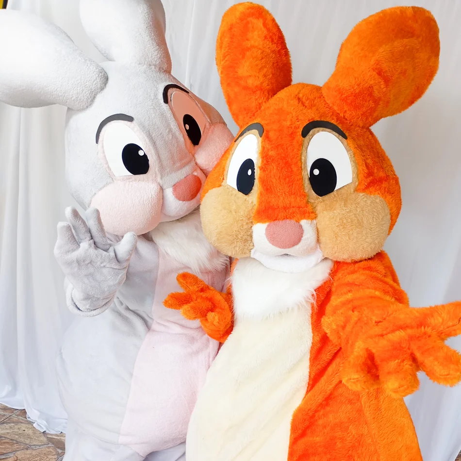 Equipe de animação com o Coelho Laranja Personagem Vivo posando para fotos em evento