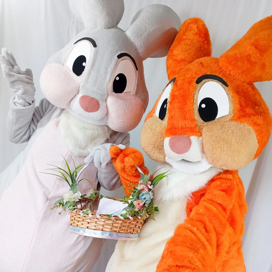 Equipe de Coelhos da Páscoa coloridos prontos para animação de festas infantis