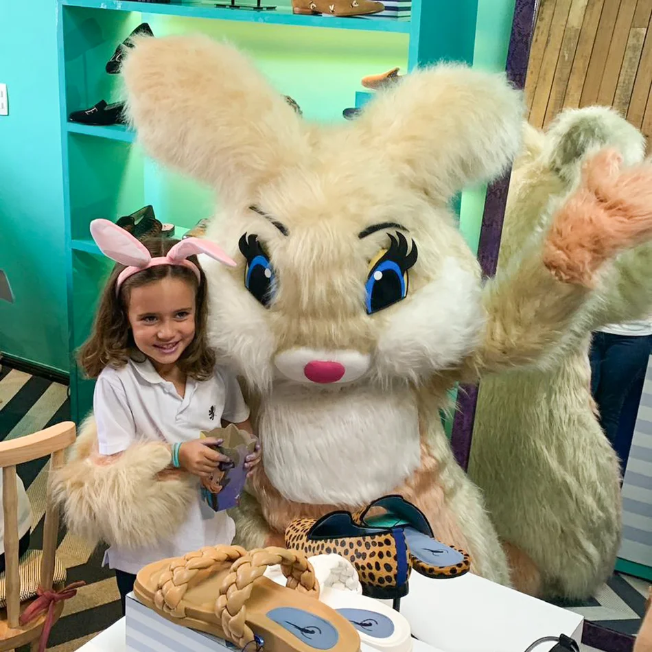 Equipe profissional acompanhando o Coelho Bege Peludo Personagem Vivo no salão de festas