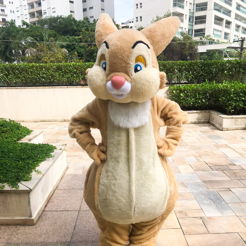Equipe profissional acompanhando o Coelho Caramelo Personagem Vivo em festa de criança