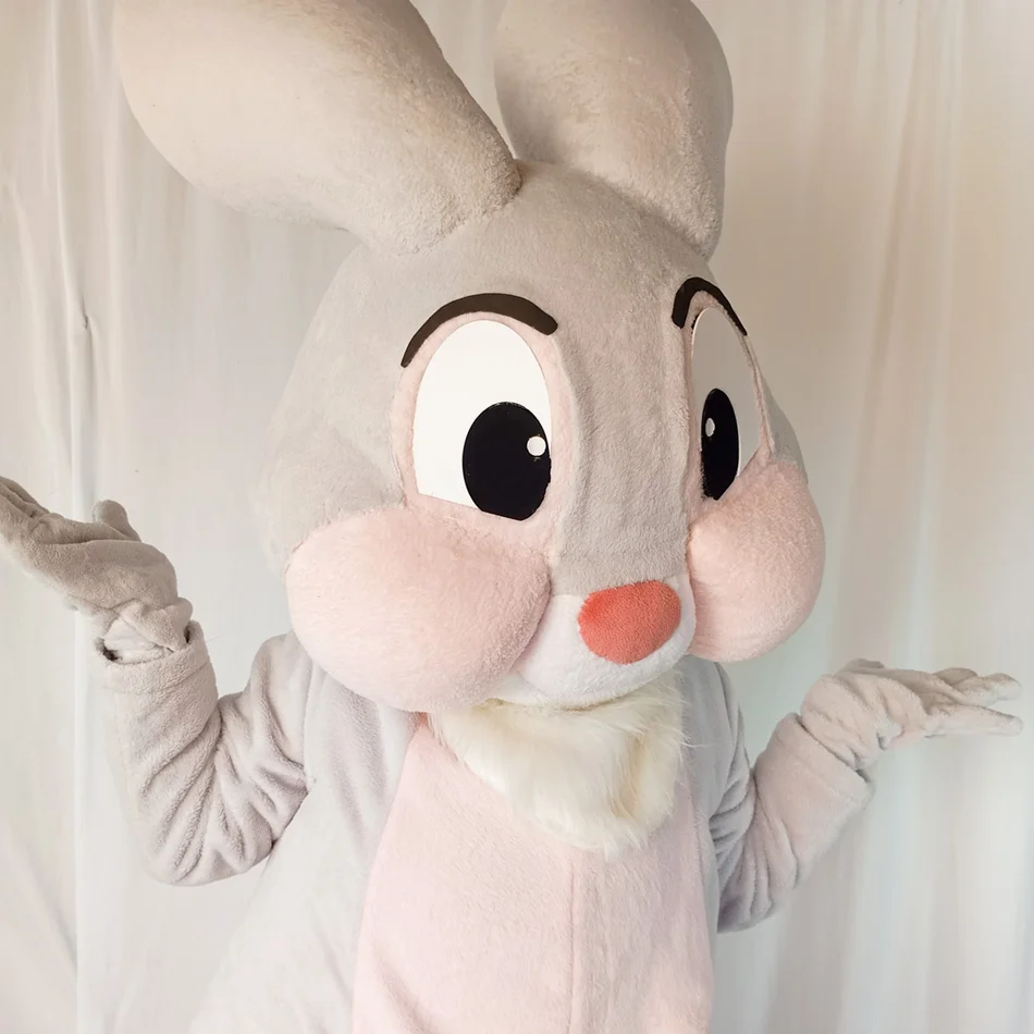 Equipe profissional caracterizada como Coelho Cinza Rosado Personagem Vivo para animação