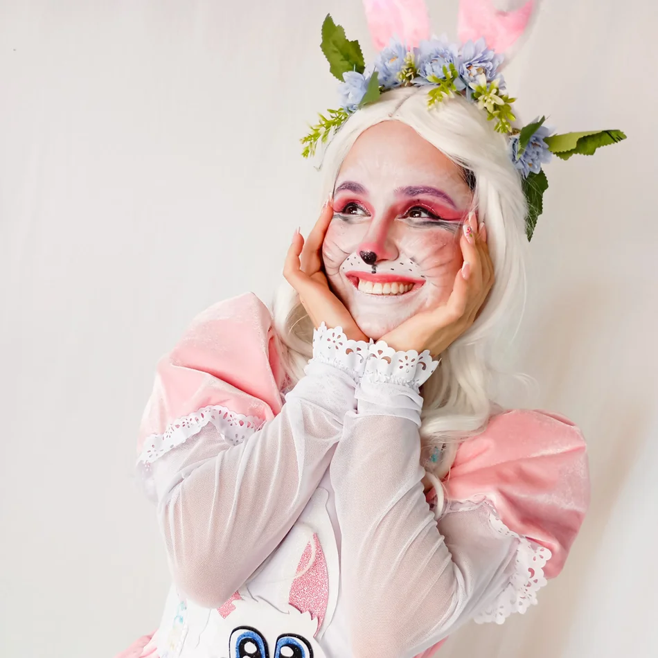 Equipe profissional com a Coelhete Rosa Personagem Vivo e Coelho da Páscoa lúdico