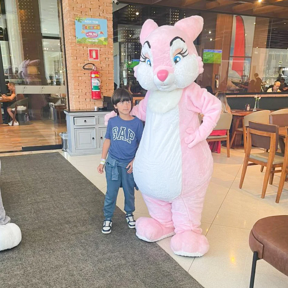 Equipe profissional com Coelho Rosa Personagem Vivo em evento lúdico