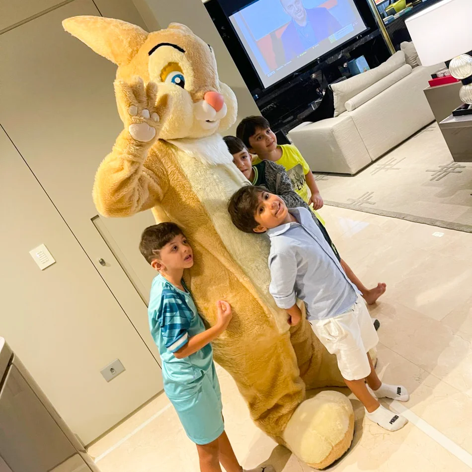 Interação lúdica do Coelho Caramelo Personagem Vivo com convidados em evento infantil