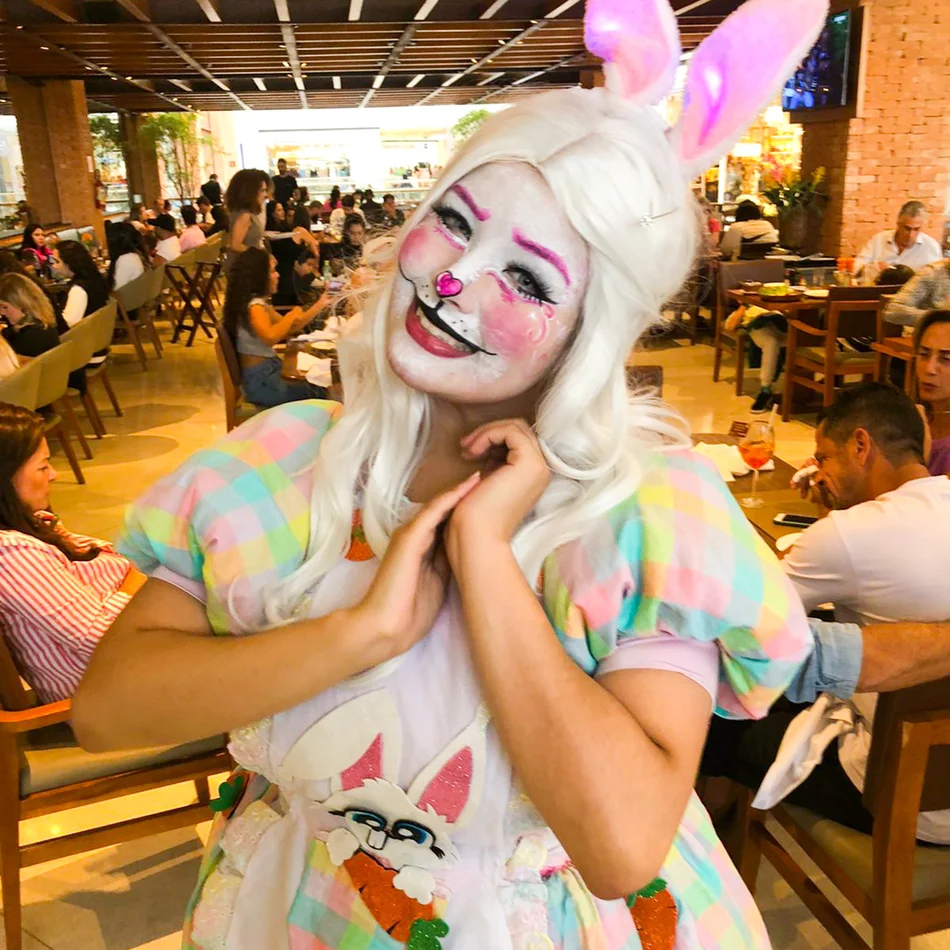 Performance do Coelhete Personagem Vivo durante a hora do parabéns em festa