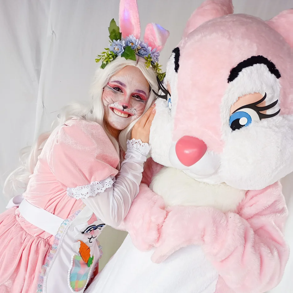 Personagem Vivo Coelhete Rosa em pose para fotos em decoração de festa infantil