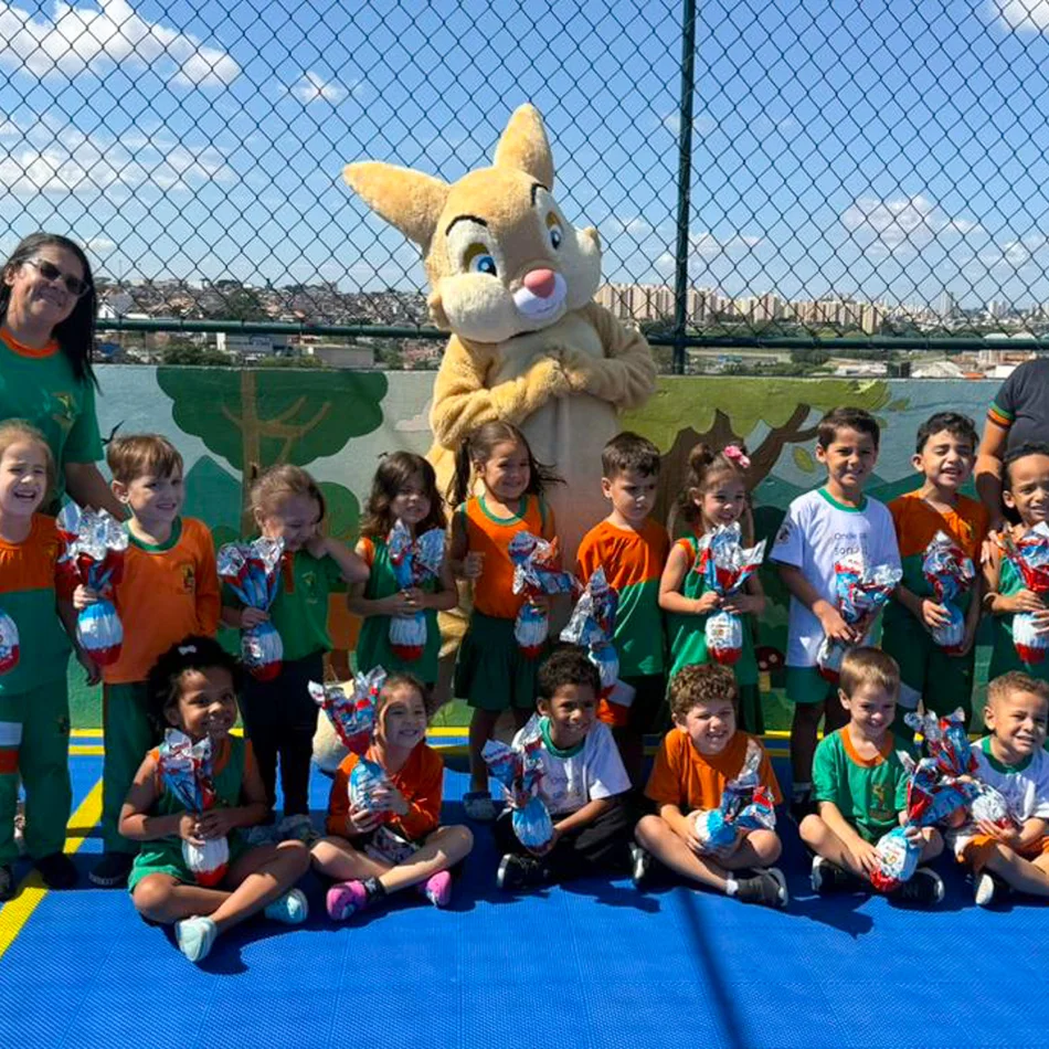Personagem vivo Coelho Caramelo fazendo visita no Colégio em Jardim Santo Estevão