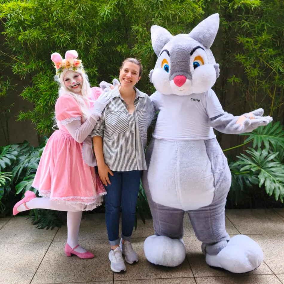 Personagem vivo Coelho da Páscoa interagindo em festas infantis na Vila Madalena Personagem vivo Coelho da Páscoa interagindo em festas infantis na Vila Madalena
