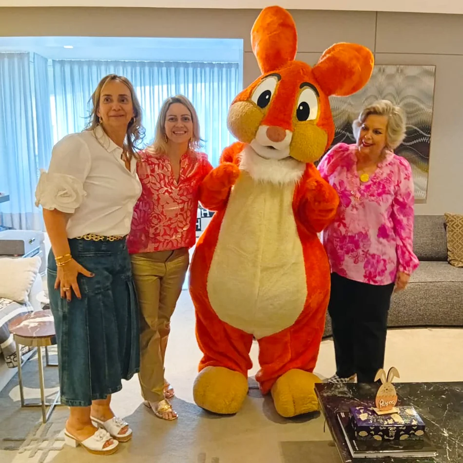 Personagem Vivo Coelho Laranja faz visita inesperada no Condominio Chateau Bagnols em SP