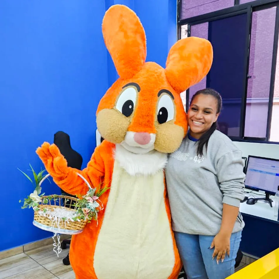 Personagem vivo em festas infantis durante ação Coelho Laranja visita a Sicredi