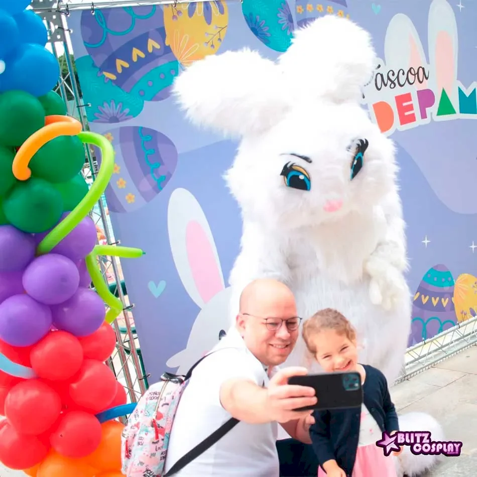 Pai e Filha Tirando foto com coelho da páscoa Pai e Filha Tirando foto com coelho da páscoa