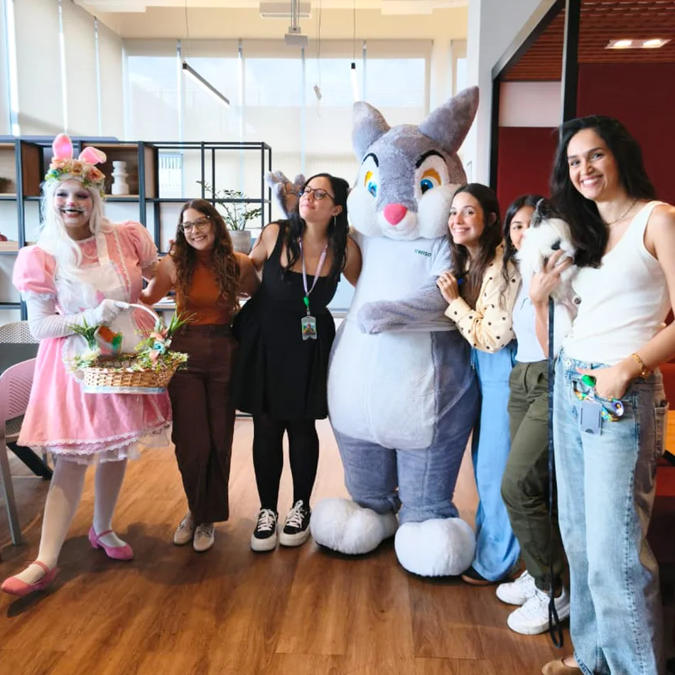 Coelho Cinza e Coelhete Rosa em animação na Visita dos Coelhos no Edifício 555